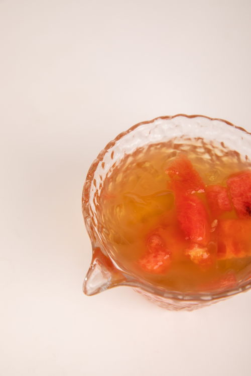 夏日清凉之选 白底西瓜冰粉，美食摄影的艺术与快感