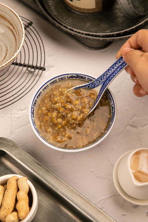 炎夏清凉之选 绿豆沙糖水的美食摄影与快速制作